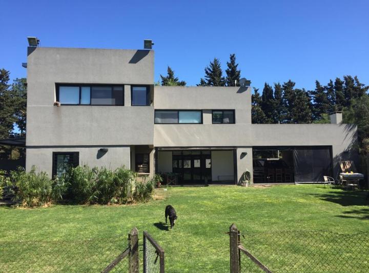 Casa · 250m² · 6 Ambientes · 2 Cocheras