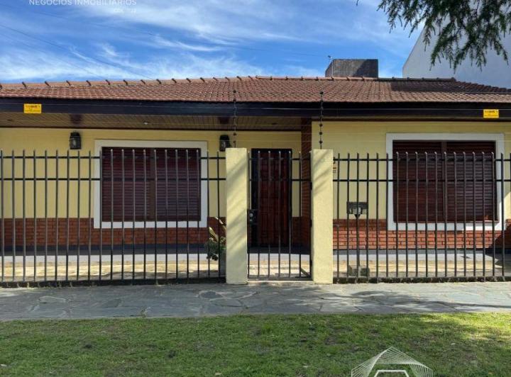 Casa · 180m² · 4 Ambientes · 2 Cocheras