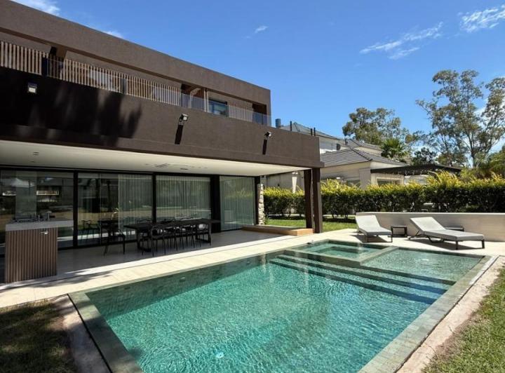 Casa · 370m² · 5 Ambientes · 2 Cocheras