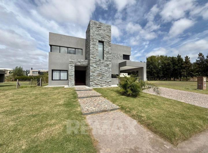 Casa · 155m² · 4 Ambientes · 2 Cocheras