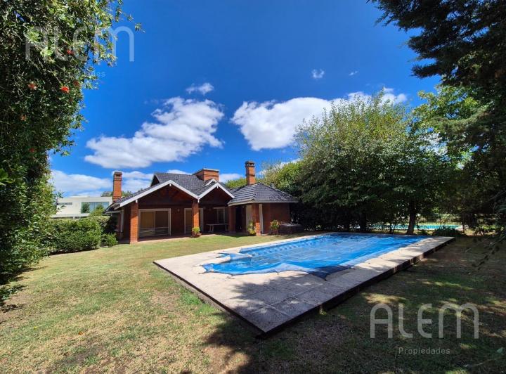 Casa · 200m² · 5 Ambientes · 2 Cocheras