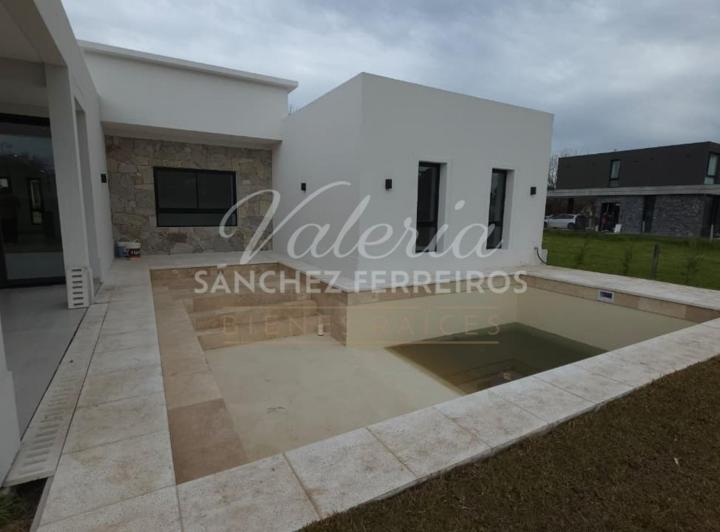 Casa · 210m² · 4 Ambientes · 1 Cochera