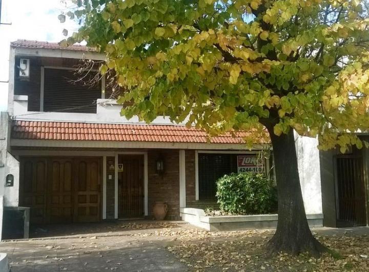 Casa · 150m² · 4 Ambientes · 2 Cocheras