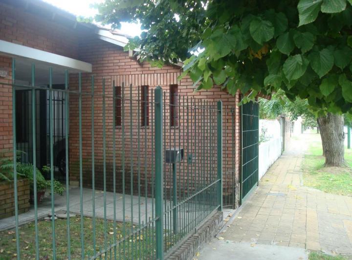 Casa · 1m² · 4 Ambientes · 1 Cochera