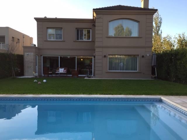 Casa · 350m² · 4 Ambientes · 2 Cocheras