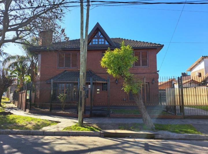 Casa · 220m² · 4 Ambientes · 1 Cochera