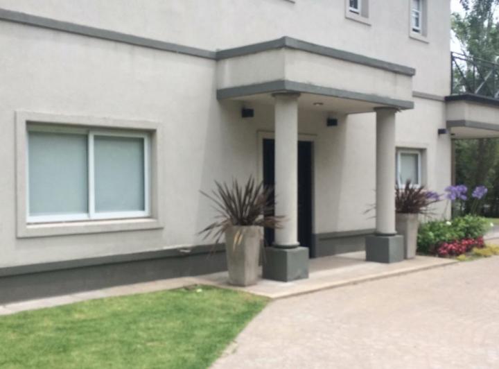 Casa · 350m² · 4 Ambientes · 2 Cocheras