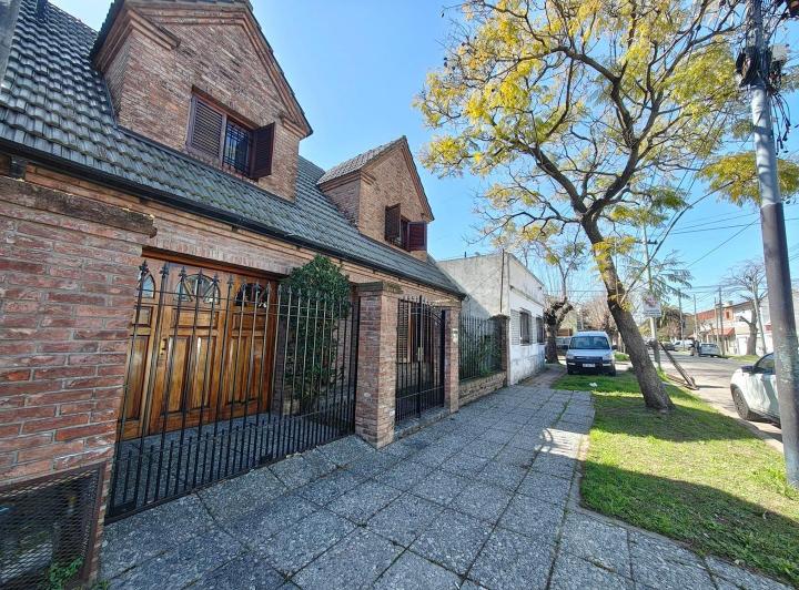Casa · 130m² · 4 Ambientes · 2 Cocheras