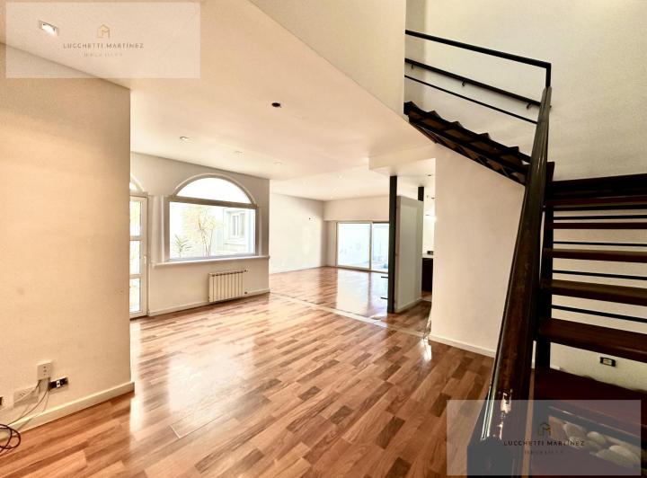 Casa · 230m² · 7 Ambientes · 2 Cocheras