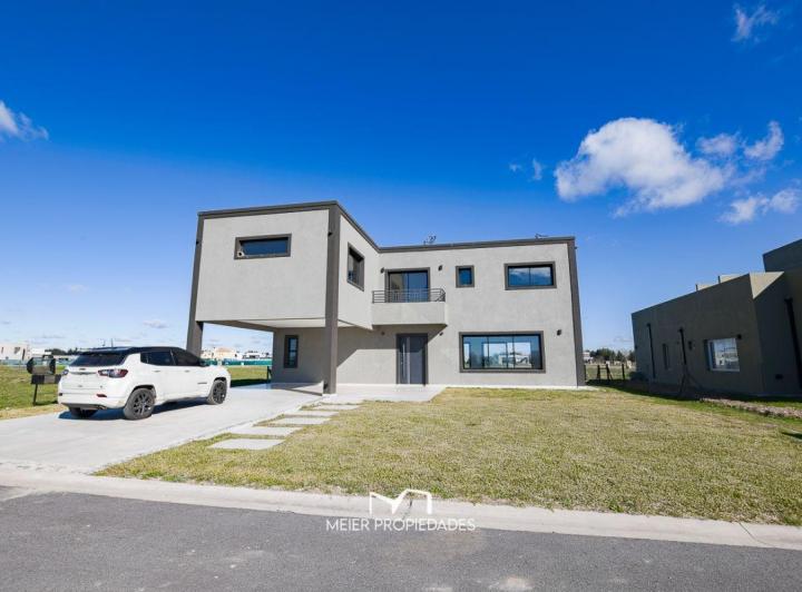 Casa · 178m² · 4 Ambientes · 2 Cocheras