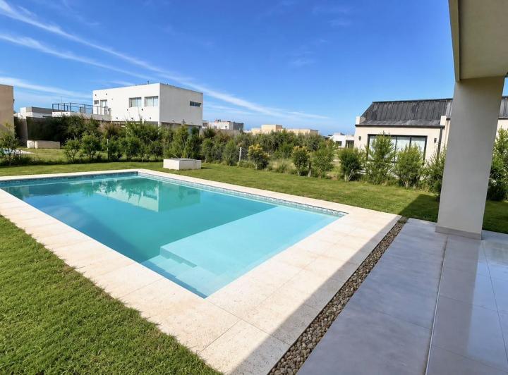 Casa · 156m² · 4 Ambientes · 3 Cocheras