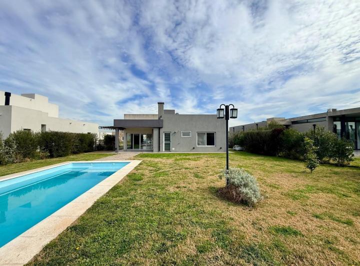 Casa · 122m² · 4 Ambientes · 2 Cocheras