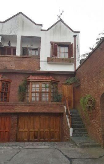 Casa · 240m² · 4 Ambientes · 2 Cocheras