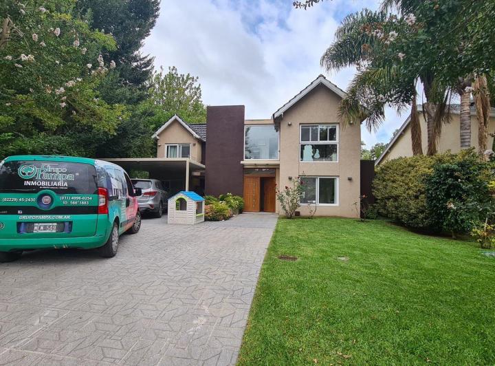 Casa · 220m² · 5 Ambientes · 1 Cochera