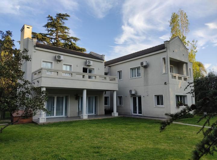Casa · 260m² · 5 Ambientes · 2 Cocheras