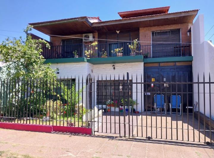 Casa · 180m² · 5 Ambientes · 4 Cocheras