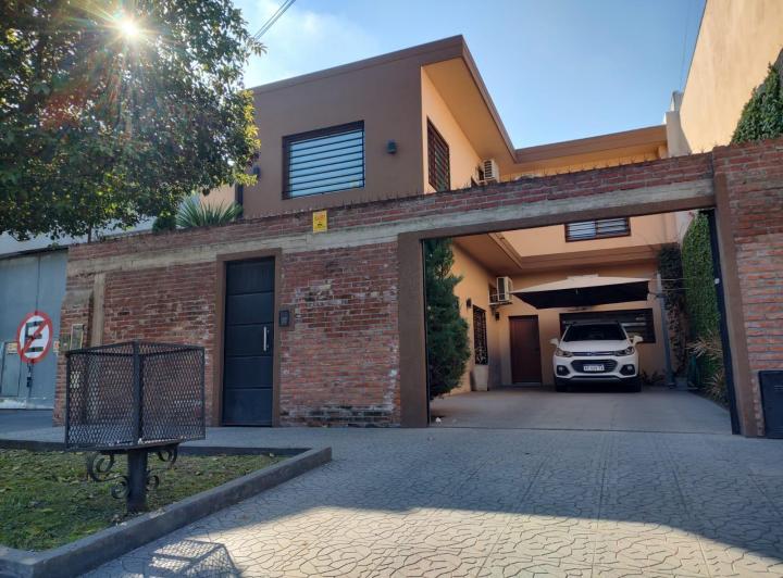 Casa · 233m² · 5 Ambientes · 3 Cocheras