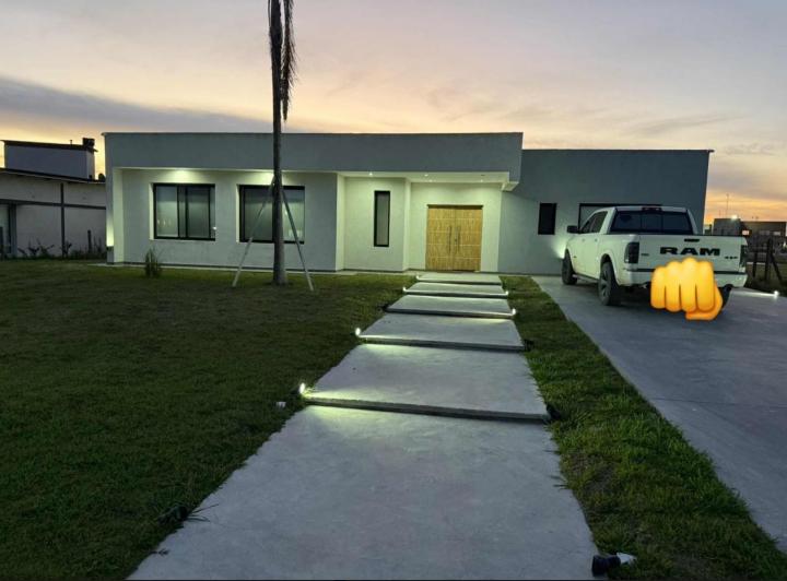 Casa · 200m² · 5 Ambientes · 6 Cocheras