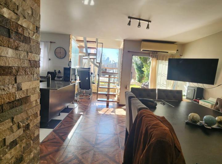 Casa · 220m² · 4 Ambientes · 1 Cochera