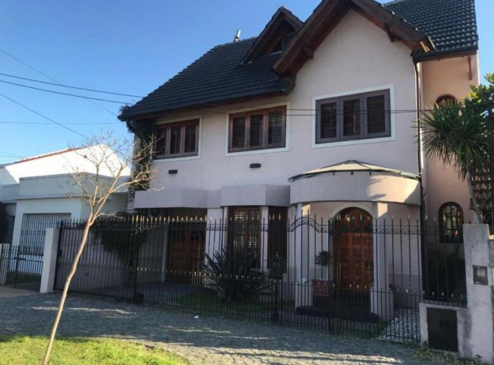 Casa · 250ha · 5 Ambientes · 2 Cocheras