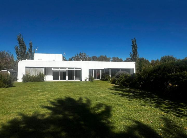 Casa · 180m² · 5 Ambientes · 4 Cocheras