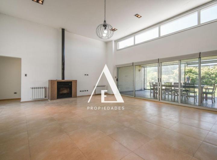 Casa · 142m² · 4 Ambientes · 4 Cocheras