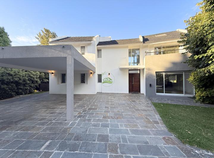 Casa · 207m² · 6 Ambientes · 2 Cocheras