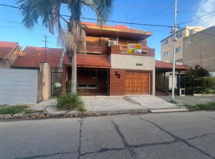 Casa · 242m² · 4 Ambientes · 1 Cochera