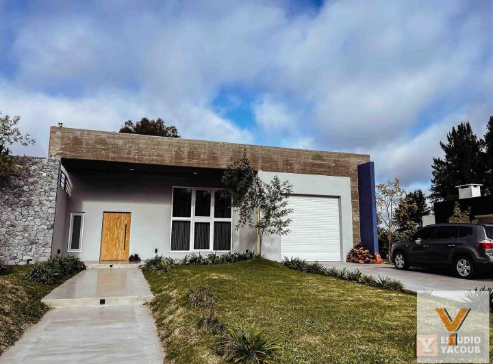 Casa · 250m² · 4 Ambientes · 5 Cocheras