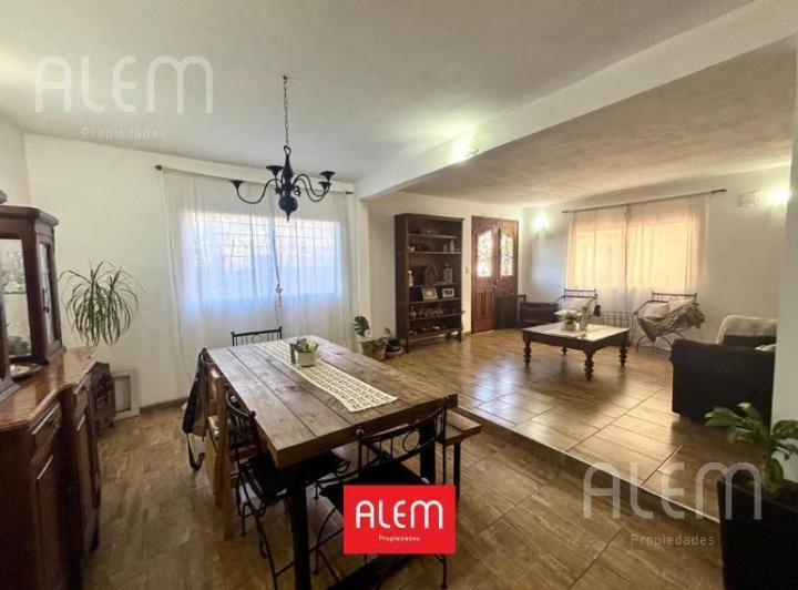Casa · 124m² · 4 Ambientes · 2 Cocheras
