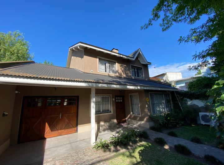 Casa · 180m² · 4 Ambientes · 2 Cocheras