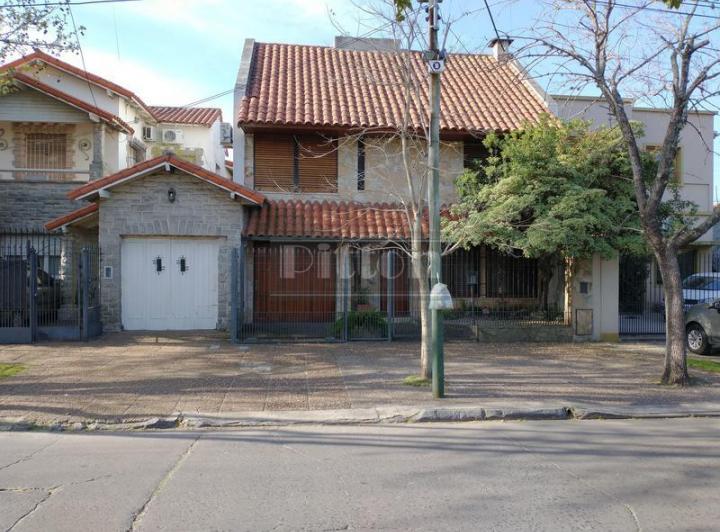 Casa · 242m² · 5 Ambientes · 1 Cochera