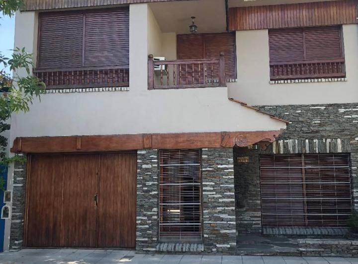 Casa · 200m² · 5 Ambientes · 1 Cochera