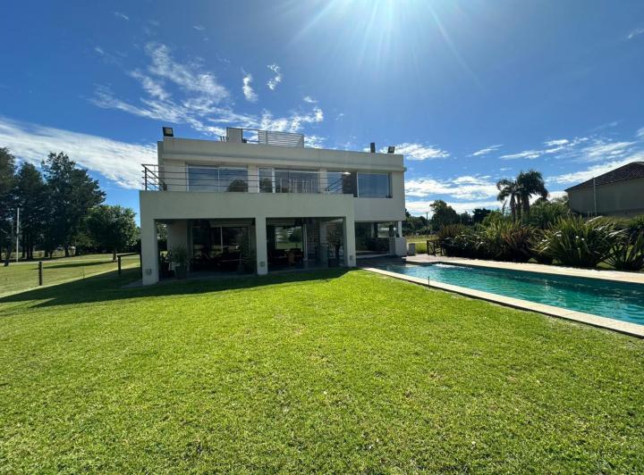 Casa · 305m² · 6 Ambientes