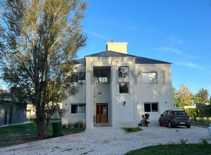 Casa · 185m² · 6 Ambientes · 2 Cocheras
