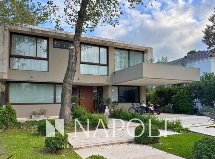 Casa · 400m² · 8 Ambientes · 2 Cocheras