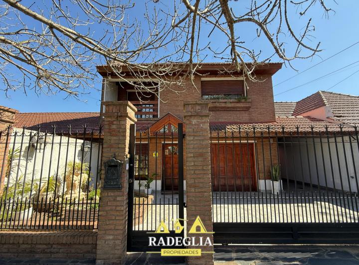 Casa · 1m² · 4 Ambientes · 2 Cocheras