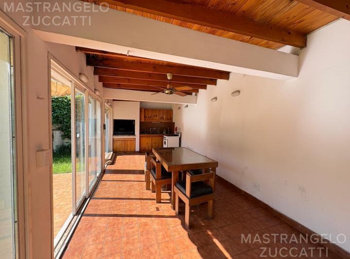 Casa · 220m² · 4 Ambientes · 2 Cocheras
