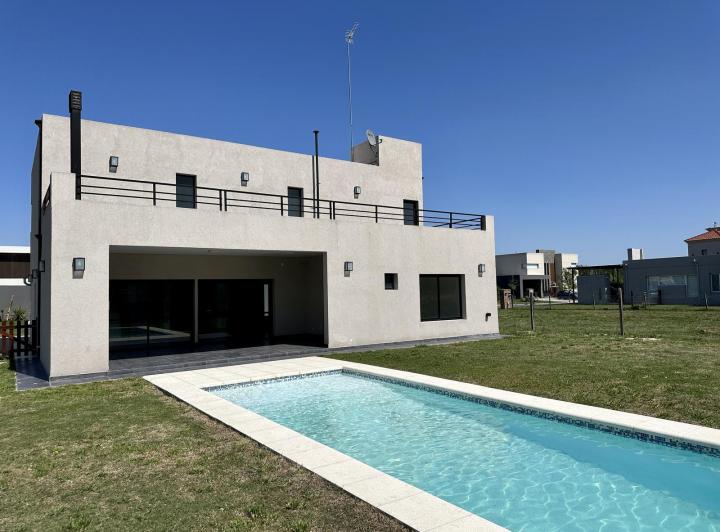 Casa · 200m² · 4 Ambientes · 2 Cocheras
