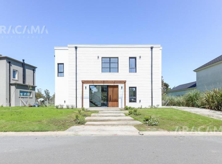 Casa · 177m² · 5 Ambientes · 1 Cochera