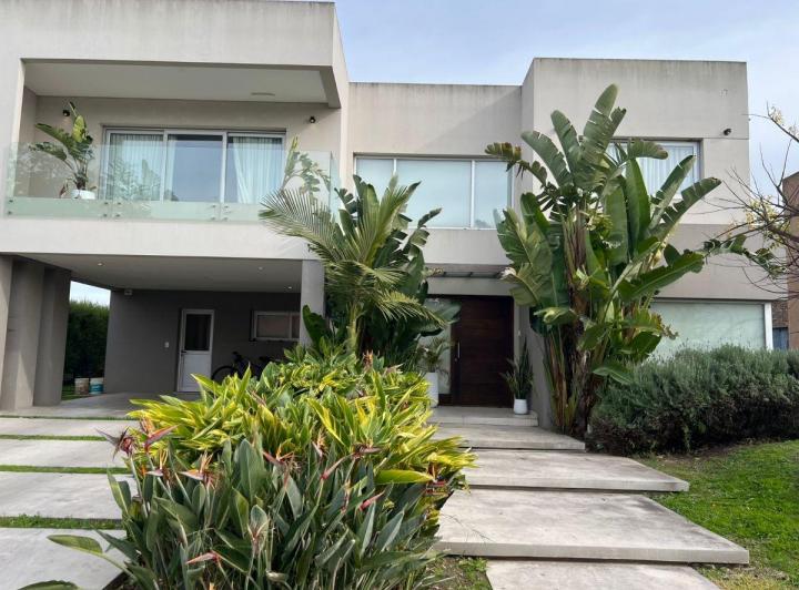 Casa · 280m² · 7 Ambientes · 1 Cochera