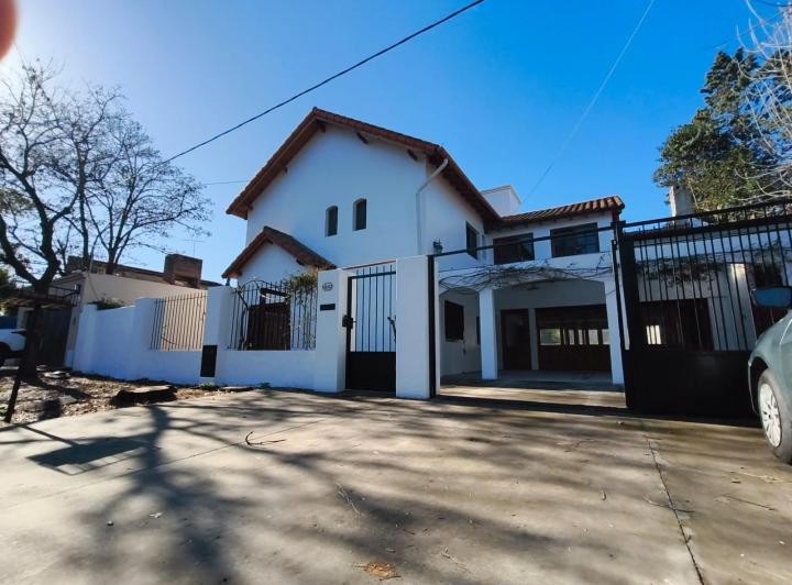 Casa · 300m² · 7 Ambientes · 4 Cocheras