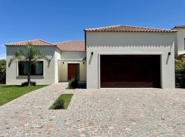 Casa · 240m² · 4 Ambientes