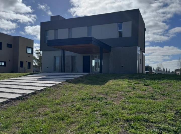 Casa · 145m² · 4 Ambientes · 1 Cochera