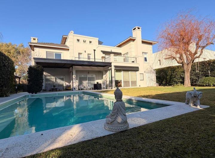 Casa · 358m² · 5 Ambientes · 2 Cocheras