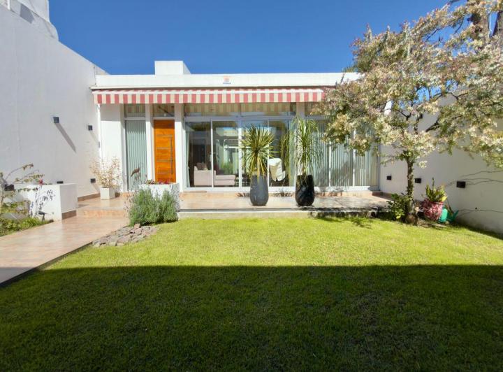 Casa · 213m² · 4 Ambientes · 2 Cocheras