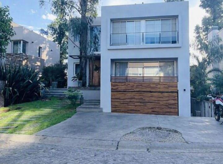 Casa · 280m² · 4 Ambientes · 1 Cochera