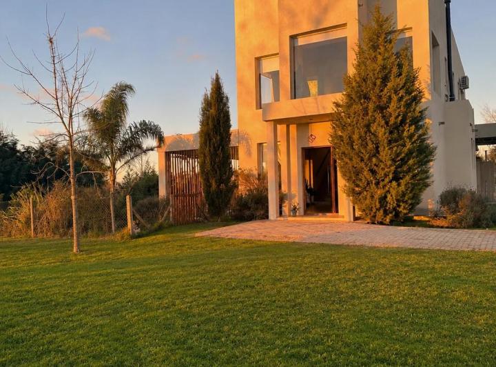 Casa · 220m² · 5 Ambientes · 2 Cocheras