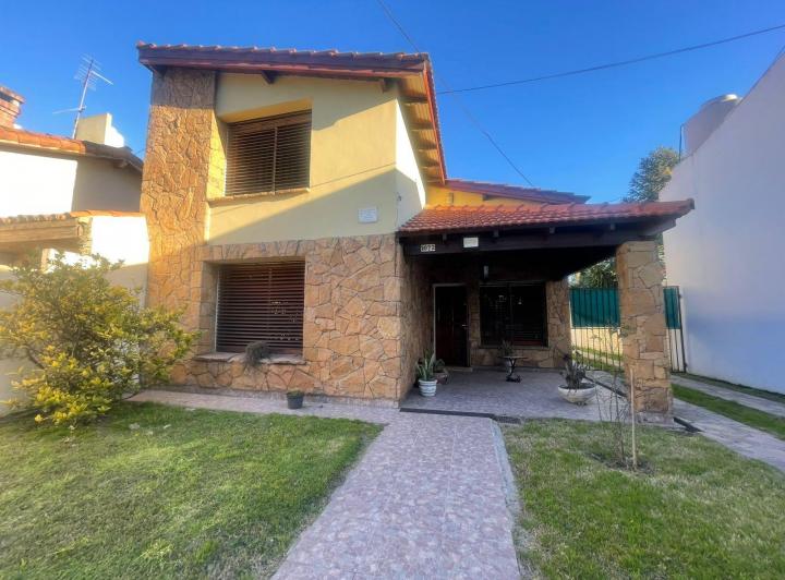 Casa · 200m² · 4 Ambientes · 1 Cochera