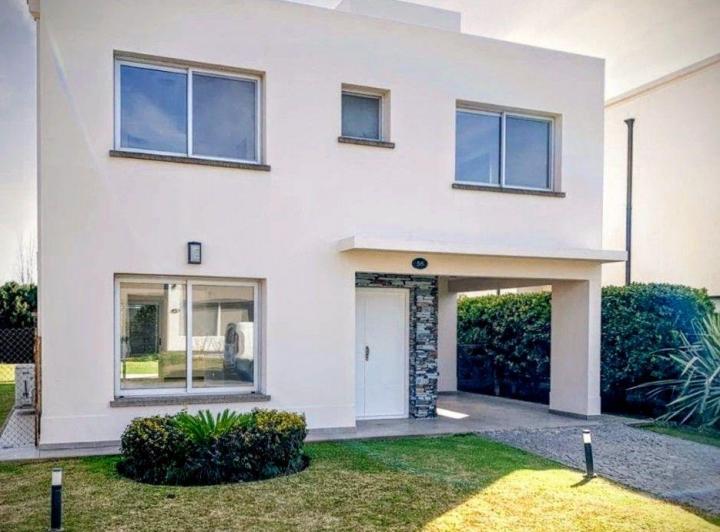 Casa · 170m² · 1 Ambiente · 2 Cocheras